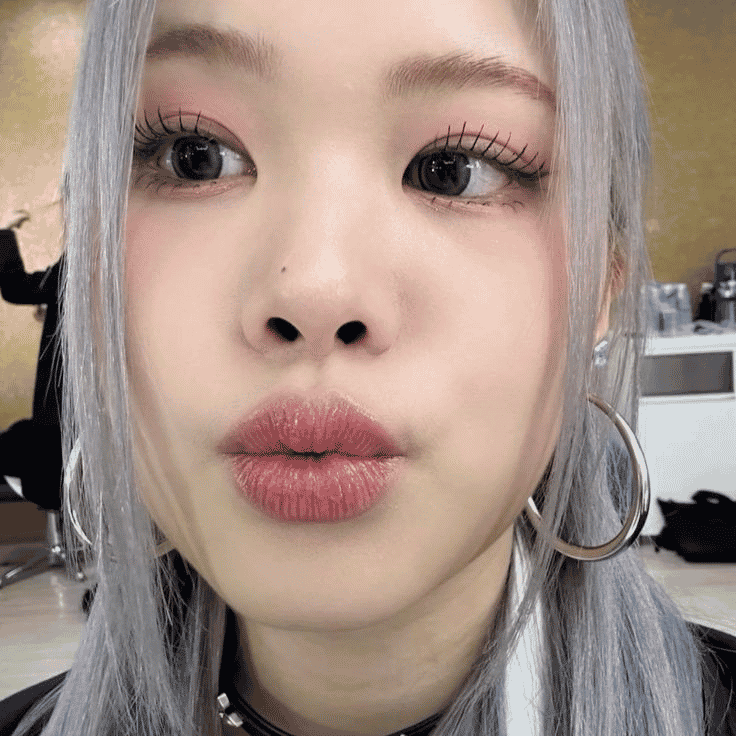Sujin purple kiss Image