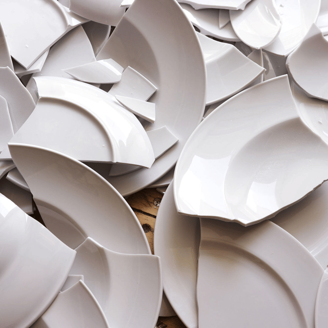 Plates and Glass Breaking AI Voice