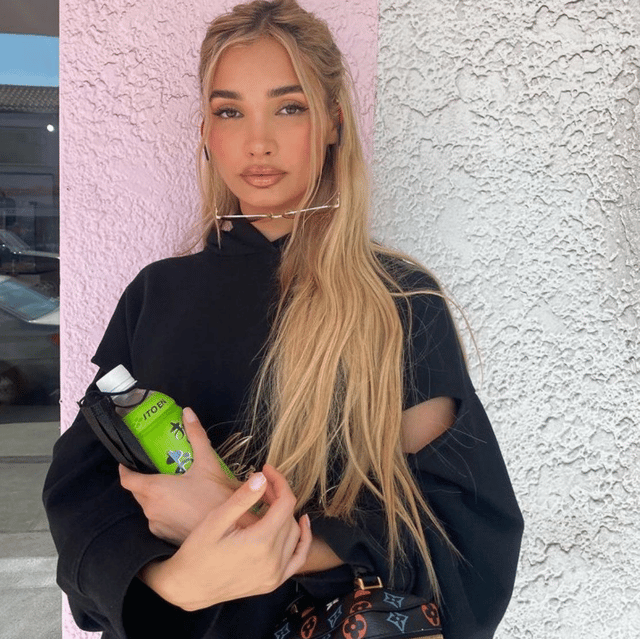 Pia Mia  AI Voice